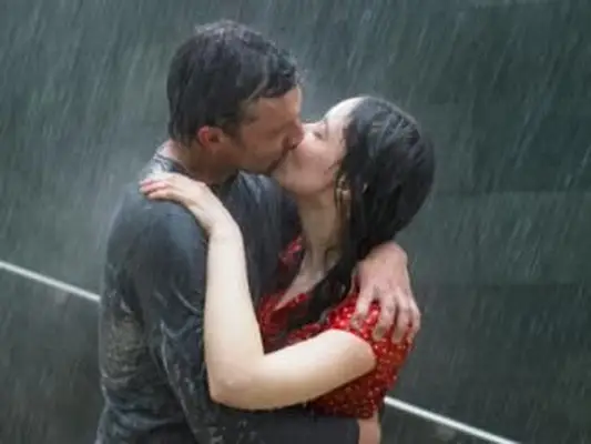Casal se beijando na chuva