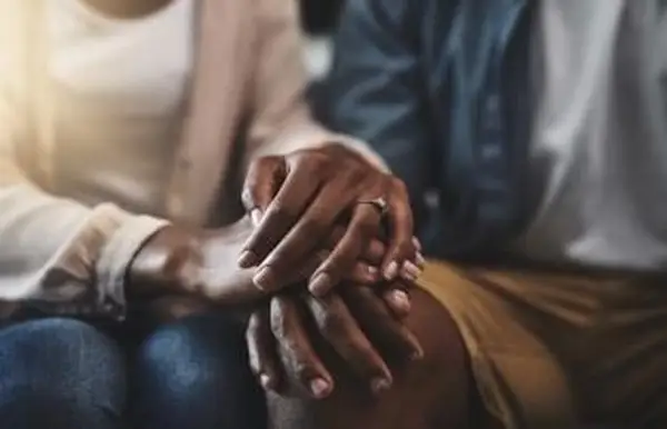 muž a žena sa drží za ruky