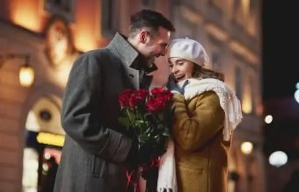 Muž dáva svojej priateľke červené ruže