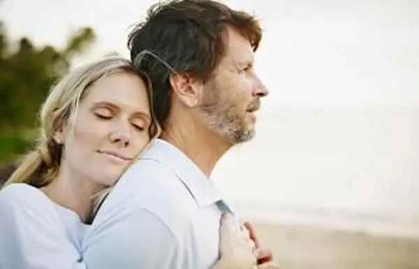 Manželka objímajúca manžela