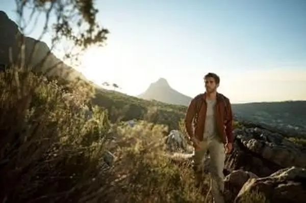 uomo di escursionismo