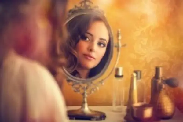 donna allo specchio
