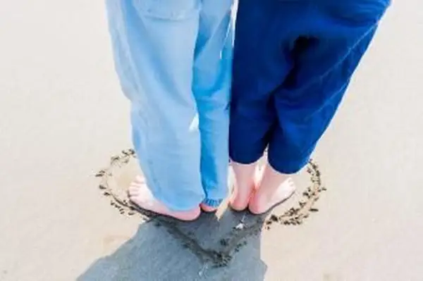 해변에서 마음에 서있는 커플