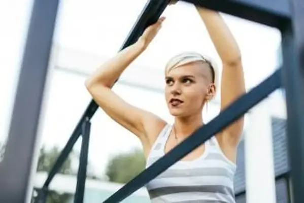 אישה מחייכת