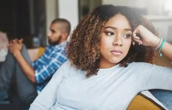 žena vyzerajúca naštvaná po boji