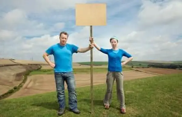 Pár drží protest na vrchole kopca