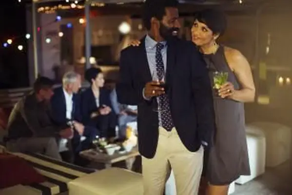 Couple s'embrassant à la fête