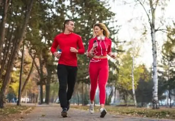 Couple sportif courir ensemble