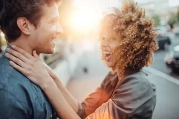 צילום מקרוב של זוג צעיר מאושר צוחק