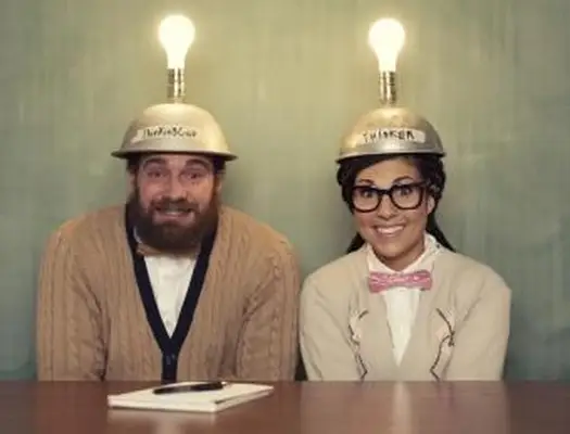 זוג עם כובעי חשיבה