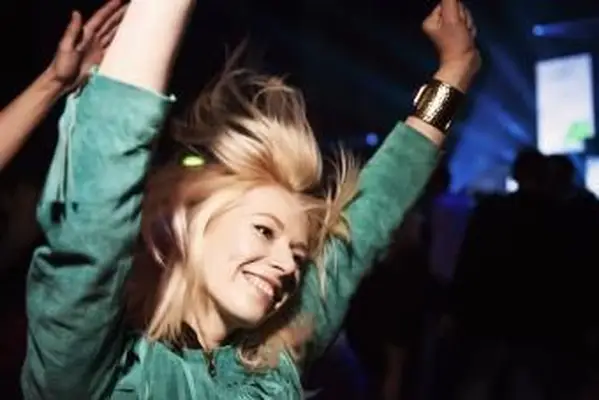 Mujer divirtiéndose en una fiesta