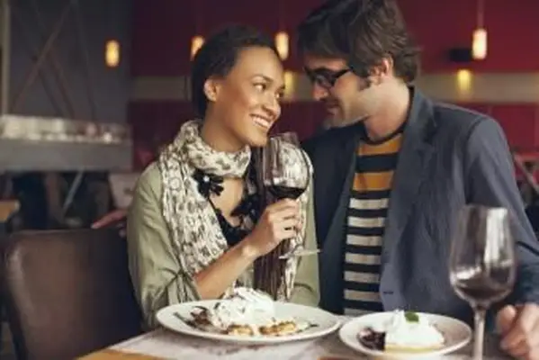 Pareja, cenar, en, café