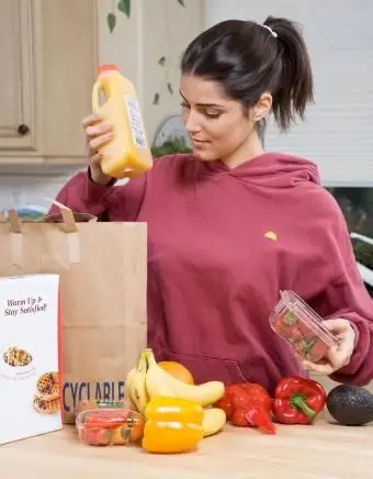 Déballage des courses dans la cuisine