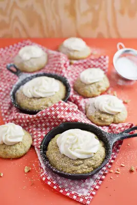 Sušenky mrkvového dortu s polevou smetanového sýra