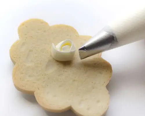 Making a flower shape on a cookie