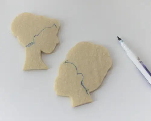 using edible pen to draw on cookies