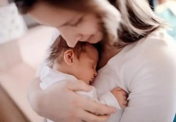 Mari essayant de réconforter sa femme en raison de sa perte