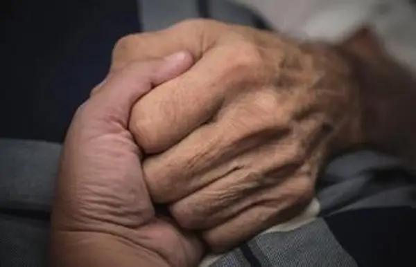 노인을 돕는 호스피스 간호사