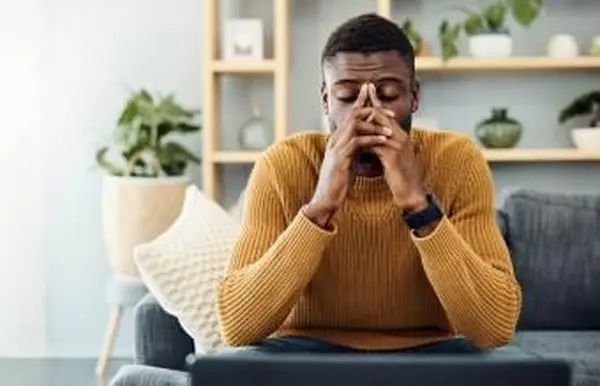 家でストレスを感じている男