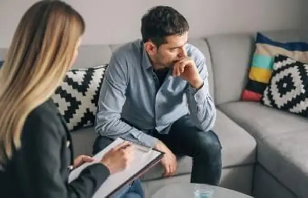 女性セラピストと話している男性