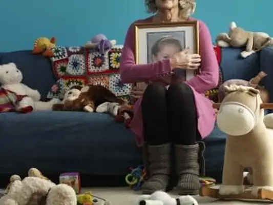 žena smútiaca za dieťaťom