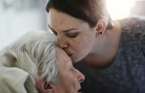Całuję umierającą matkę