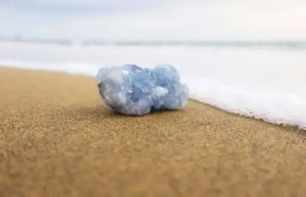 Celestite am Ufer am Strand