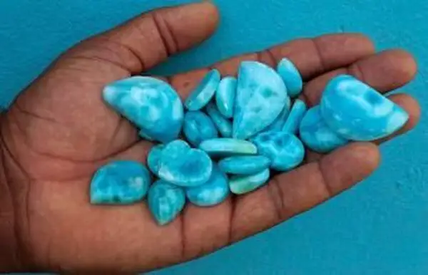 polierte Larimar-Edelsteine