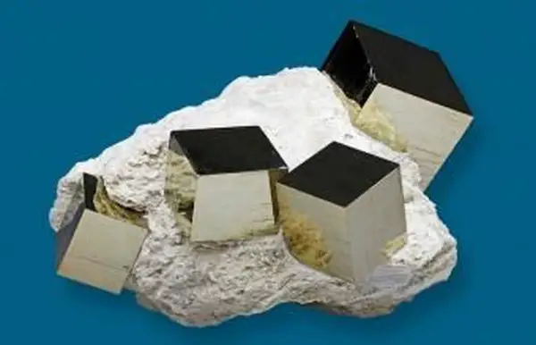 Pyritkristalle in Matrix