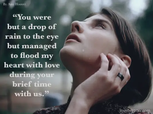 Citação sobre aborto espontâneo e emoções: Mulher chorando na chuva