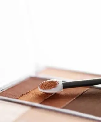 אילו חנויות מוכרות איפור של בובי בראון?