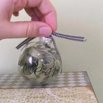 קישוטי עץ חג המולד