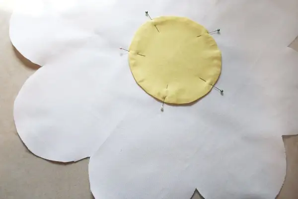 Daisy Pillow DIY