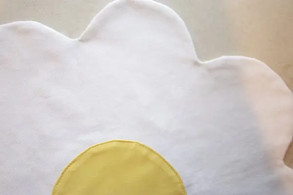 Daisy Pillow DIY