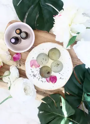 Haz tus propias esferas de jabón de flores secas