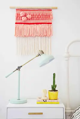 Tejer textura adicional con nudos de color rojo