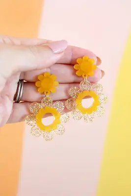 DIY daisy earrings made with glitter