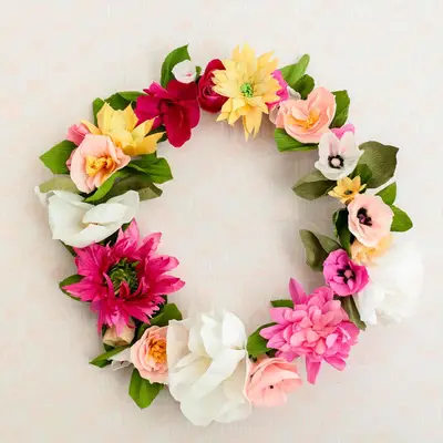 Hvordan lage en papirblomstkrans