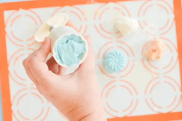 Make Your Own Bubble Bath Bars (click through for tutorial)