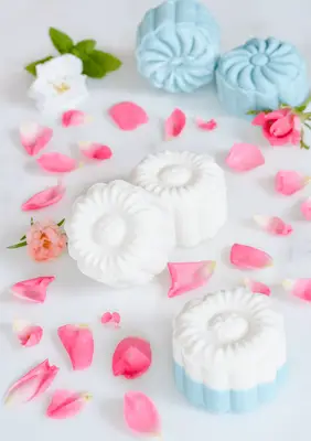 Make Your Own Bubble Bath Bars (click through for tutorial)