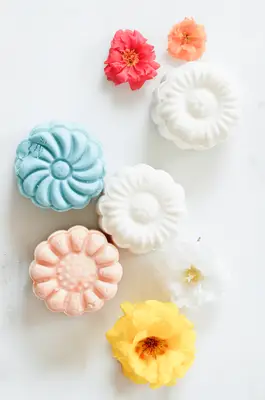 Make Your Own Bubble Bath Bars (click through for tutorial)