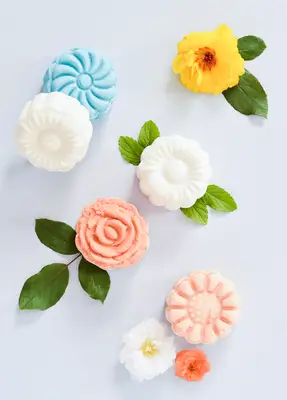 Make Your Own Bubble Bath Bars (click through for tutorial)
