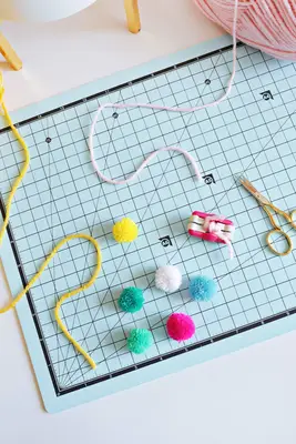 Pom Pom Magnets DIY