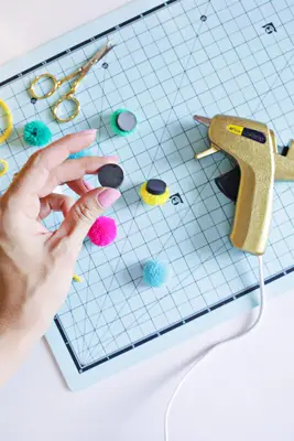 Pom Pom Magnets DIY