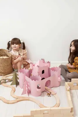 Castelo de brinquedo de papelão DIY
