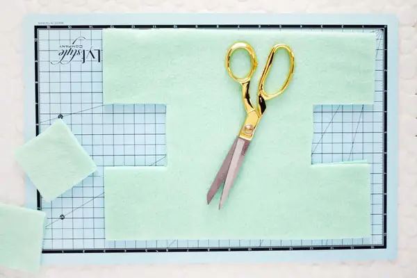 5 Minute Reusable Swiffer Cover DIY (No-Sew!)