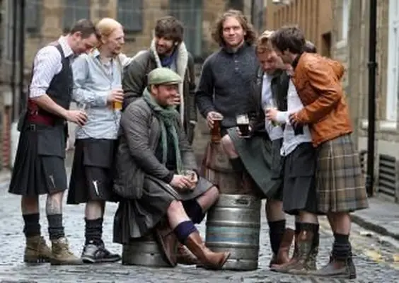 스커트와 드레스를 입은 남성