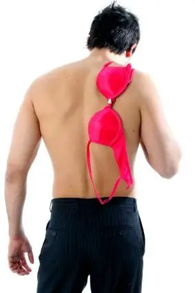 Uomo con un reggiseno rosa