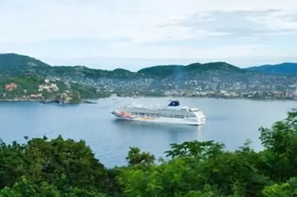 유람선이있는 지와 타네 호 베이