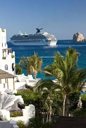 카보 산 루카스를 떠나는 유람선 카니발 화려 함